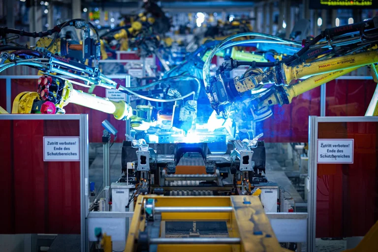 El motor europeo cae por aranceles de EE.UU. y competición china en el primer trimestre.