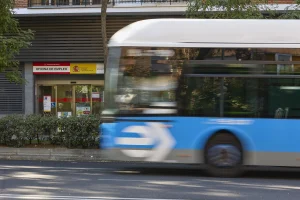 El paro baja en abril en 62.668 personas y cae por debajo de 2,4 millones, mínimo desde 2008