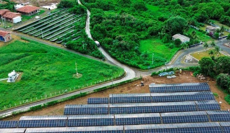 Iberdrola instala 4.800 paneles solares en Noronha Verde, completando la primera fase del proyecto.