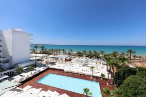 Iberostar activa la primera pila de hidrógeno verde en hotel, liderando la innovación energética