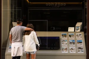 Idealista informa que el alquiler es un 31% más caro y la oferta ha caído un 30% en tres años de la Ley de Vivienda