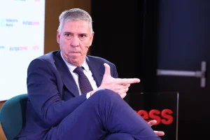 Indra crece 0,36% pese a la salida de De los Mozos, valuada en 9.023 millones al cierre.