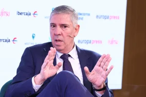 Indra sube un 3% mientras se espera el anuncio del nuevo consejero delegado tras De los Mozos