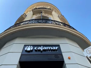 La actividad de Cajamar generó 13.400 millones y 200.000 empleos en 2025 según un informe del IVIE