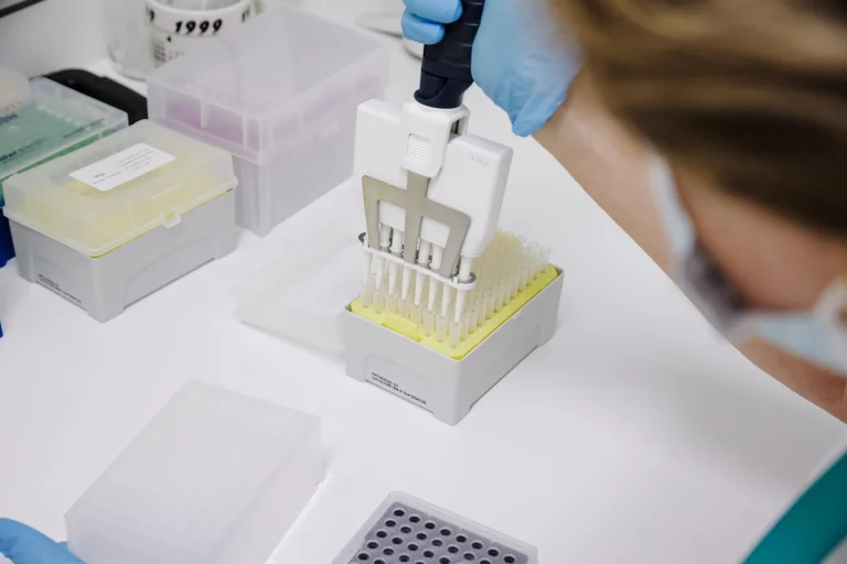 La OMS confirma seis casos de hantavirus y reclassifica uno sospechoso como negativo.