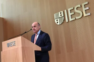 Luis de Guindos se unirá al IESE en septiembre como colaborador tras dejar el BCE