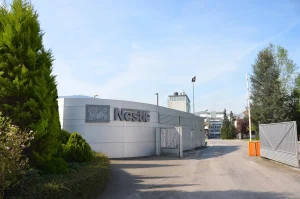 Más de 2.500 personas protestan en Cayón contra el ERE de Nestlé que afecta a La Penilla