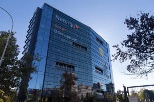 Naturgy cae más de un 4% en Bolsa tras la salida de CVC de su capital y roza el precio de venta