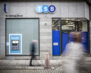 Sabadell vende TSB a Santander por 3.300 millones y paga el ‘macrodividendo’ el 29 de mayo