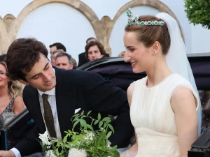 Ana Domecq y Alberto Mencos se casan en Jerez con una boda de alta sociedad y calesa