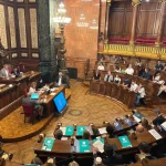 Barcelona aprueba provisionalmente modificar la ordenanza que sube la tasa turística a albergues