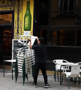El coste por hora trabajada sube un 5,3% en el primer trimestre y suma 19 alzas