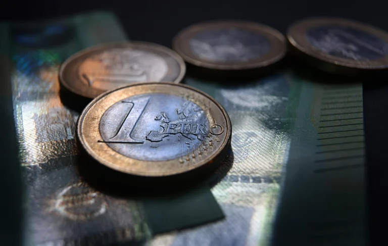 El euro se mantiene como segunda moneda internacional, pero pierde peso ante el yuan