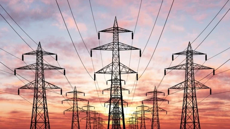 El Gobierno aprueba tramitar de urgencia el Real Decreto de inversión en redes eléctricas