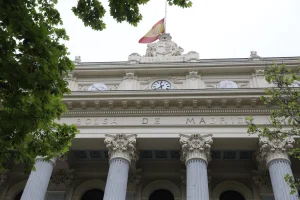 El Ibex 35 baja un 0,3% en la apertura y pierde los 19.500 puntos, con el petróleo a la baja