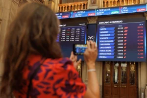 El Ibex 35 cae un 0,45% en la media sesión y se aleja de los 19.500 puntos