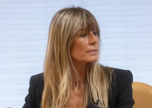 El juez Peinado abre juicio oral a Begoña Gómez, le retira el pasaporte y le prohíbe salir