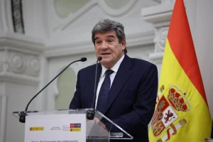 Escrivá ve fundamental reducir la densidad normativa europea que afecta a la banca