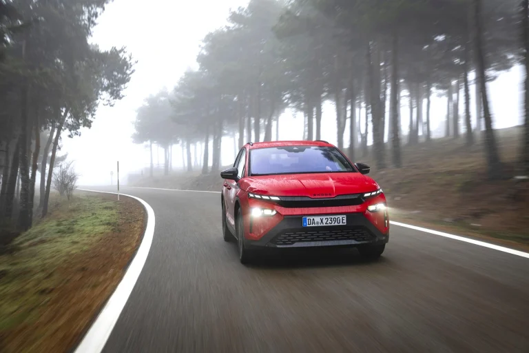 Skoda acelera su electrificación con el Elroq, SUV compacto de 33.000 euros y 570 km de autonomía