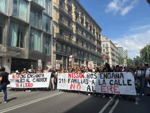 Unas 500 personas se manifiestan en Barcelona contra el ERE de Nissan, que afecta a 211 empleados