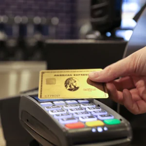 American Express gana un 8% más en el segundo trimestre y eleva sus previsiones anuales