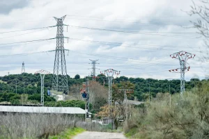 Asociaciones y la CEOE critican un sobrecoste eléctrico de 2.680 millones en 2026