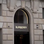 Burberry aumenta un 5% sus ingresos en su primer trimestre fiscal por el tirón de América y China