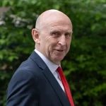 Burnham nombra ministro de Finanzas a John Healey, responsable de Defensa con Keir Starmer