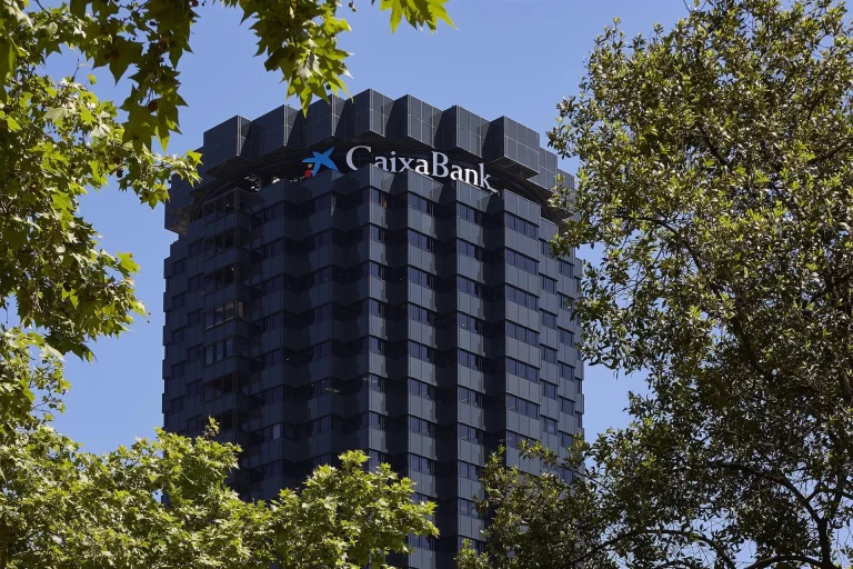 CaixaBank cae más de un 7% en Bolsa pese a ganar 3.203 millones hasta junio, un 8,5% más