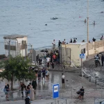 Ceuta amanece con un flujo continuo de personas desde Marruecos y miles de jóvenes deambulando