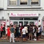 Colas de migrantes en Ceuta ante supermercados y la Policía interviene para ordenarlas