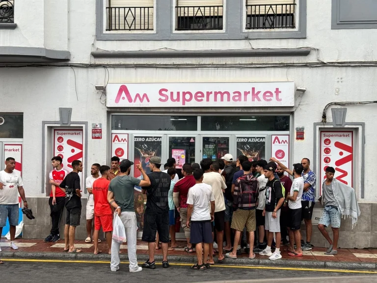 Colas de migrantes en Ceuta ante supermercados y la Policía interviene para ordenarlas