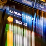 El Ibex 35 cae un 0,4% pero mantiene los 19.300 puntos, con el petróleo cerca de 80 dólares