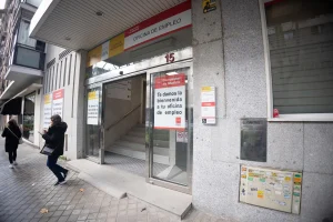 El paro cae en 28.739 personas en junio y baja de los 2,3 millones por primera vez en 18 años