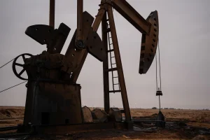 El petróleo supera los 80 dólares tras las nuevas amenazas de Trump a Irán y sube un 8%