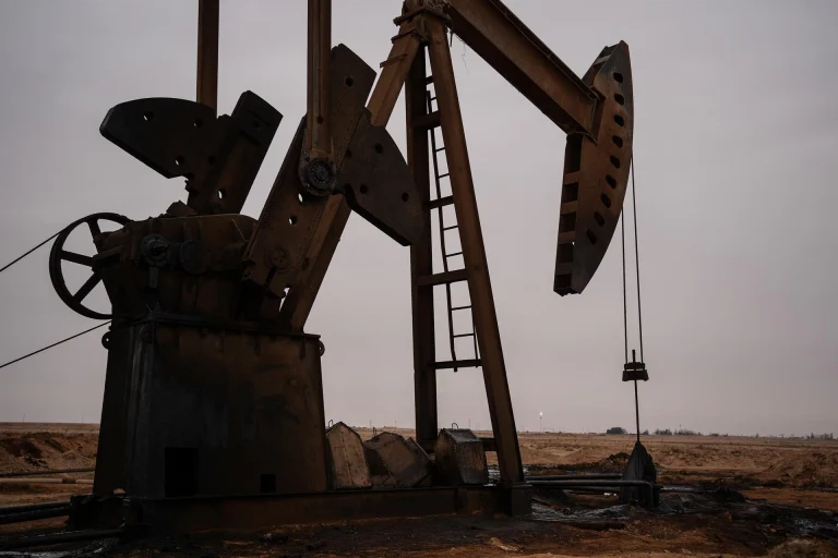 El petróleo supera los 80 dólares tras las nuevas amenazas de Trump a Irán y sube un 8%
