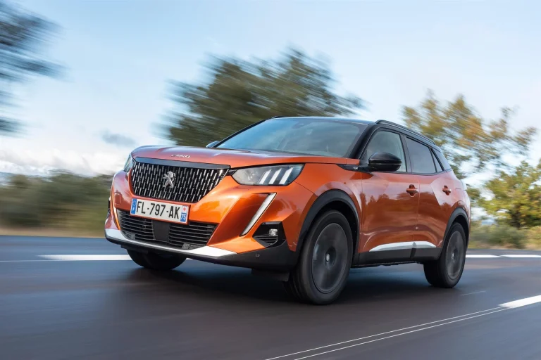 El Peugeot E-2008 amplía su autonomía eléctrica hasta 430 kilómetros con una imagen renovada