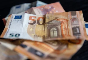 El superávit por cuenta corriente cae en mayo un 72%, hasta 1.800 millones, pese al turismo