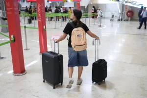 El uso del coche para ir al aeropuerto gana peso tras subir un 14,3% las reservas de parking en 2025