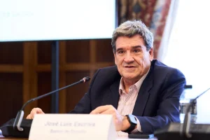 Escrivá pide redimensionar los servicios públicos ante el aumento de población por migración