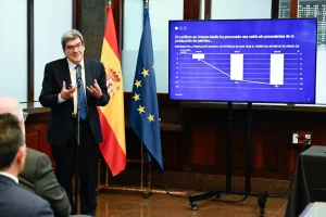 Escrivá prevé un crecimiento estable hasta 2028 y cree que la construcción tiene que crecer más