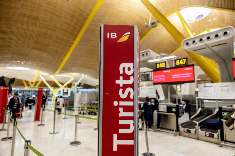 Iberia gana un 6,7% menos en el semestre por el combustible, pero logra 526 millones de explotación