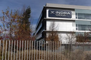 Indra se dispara un 7,08% en Bolsa tras elevar un 2,1% su beneficio y un 30% sus ingresos