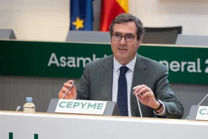 La CEOE advierte de posibles aumentos transitorios de precios si continúa la guerra de Irán