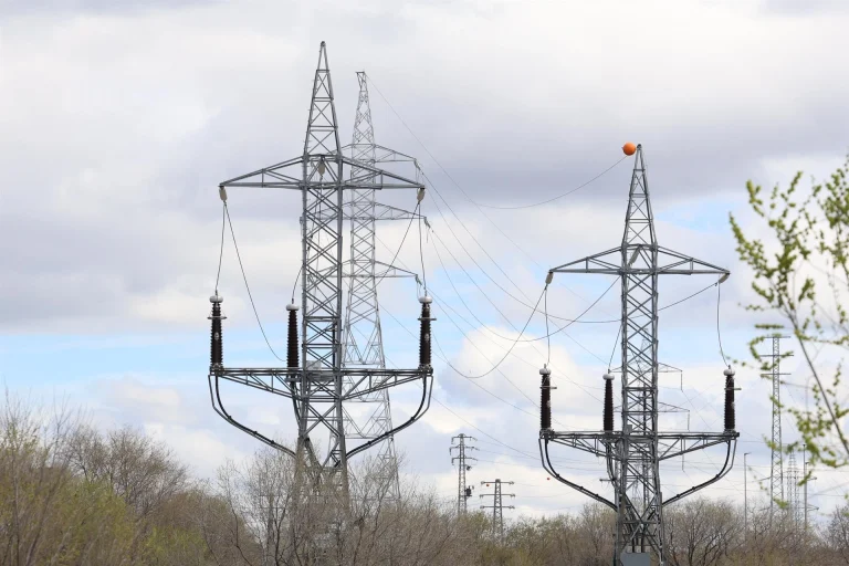 La demanda eléctrica cae un 0,9% en junio en España, pero las renovables crecen un 12%