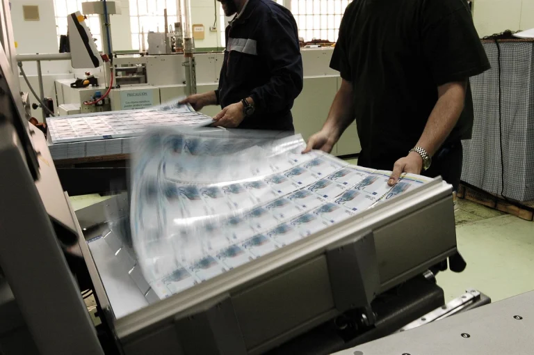 La demanda global de crédito cae un 14% en el segundo trimestre y aumenta el riesgo de impago
