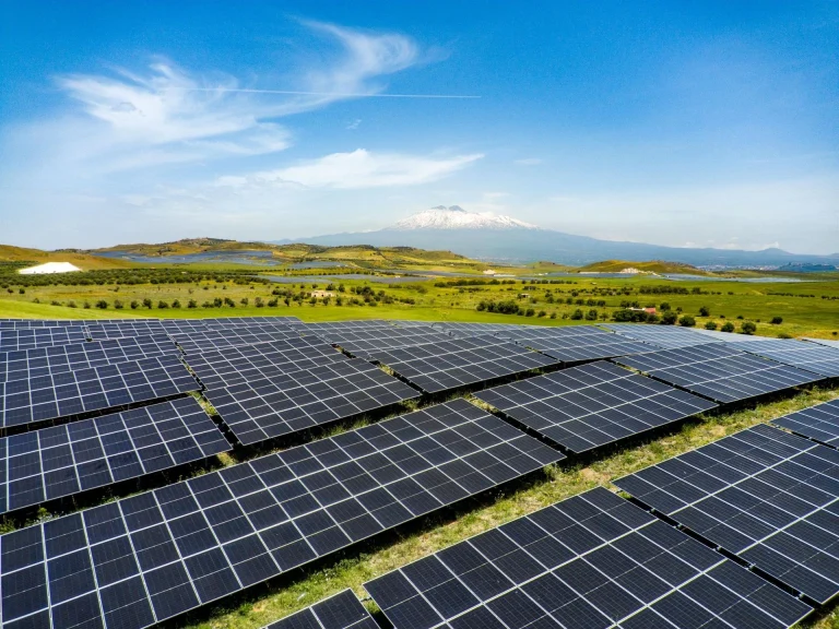 La fotovoltaica abaratará la luz diurna y encarecerá la nocturna hasta 140 euros el MWh en agosto