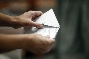 La JEC estudia peticiones para suspender el voto por correo de los emigrados y la ley de nietos