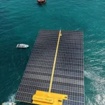 La primera plataforma solar marina de España llega al Puerto de Valencia para sus pruebas