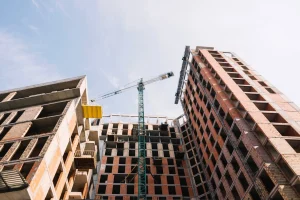 Las inmobiliarias señalan que el alto precio de la vivienda alarga las ventas y fuerza negociar